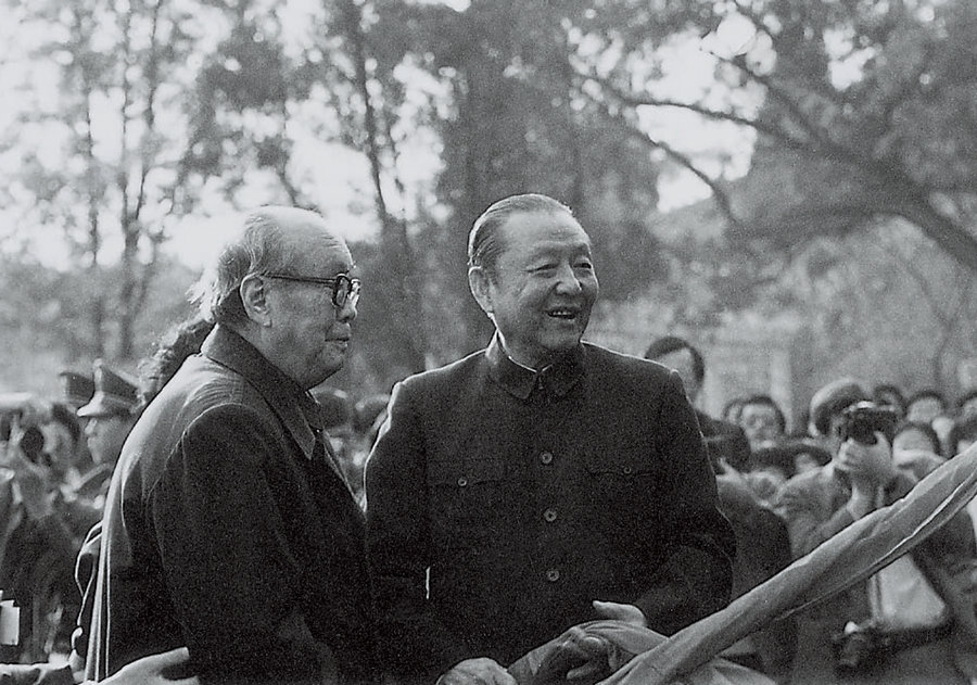 1986年11月12日乌兰夫（左）、习仲勋同志为中山公园内的孙中山先生铜像揭幕.jpg