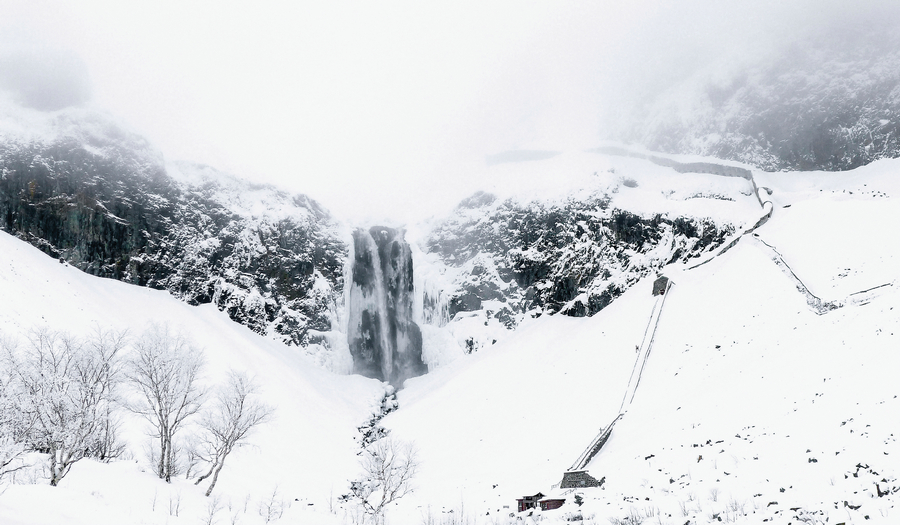 表面挂冰的长白瀑布（长白山北坡景区）.jpg