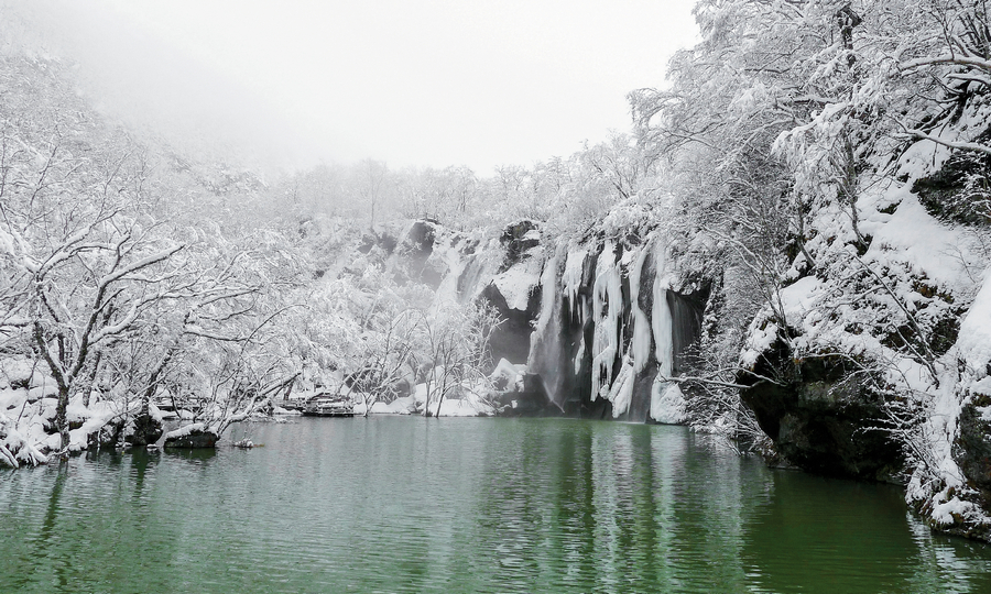 池水碧绿深邃的绿渊潭（长白山北坡景区）.jpg