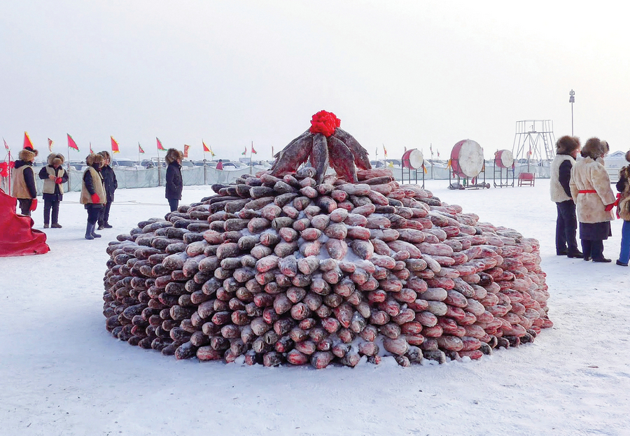 用逾百尾的胖头鱼堆成的“敖包”（吉林省查干湖）.jpg