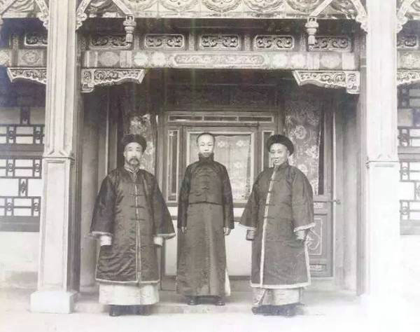 朱益籓（左）溥仪（中）陈宝琛（右）.jpg