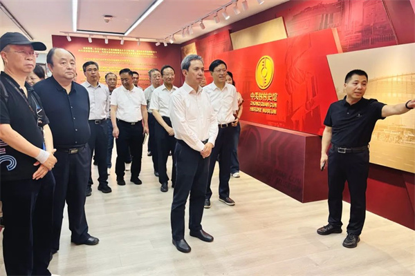 致敬伟大时代 矢志创新发展——市政协科技界教育界委员开展第二季度团结联谊活动.jpg