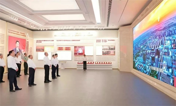 市委理论学习中心组到京华实践教研中心集体学习，尹力强调，沿着习近平总书记指引的方向砥砺前行
