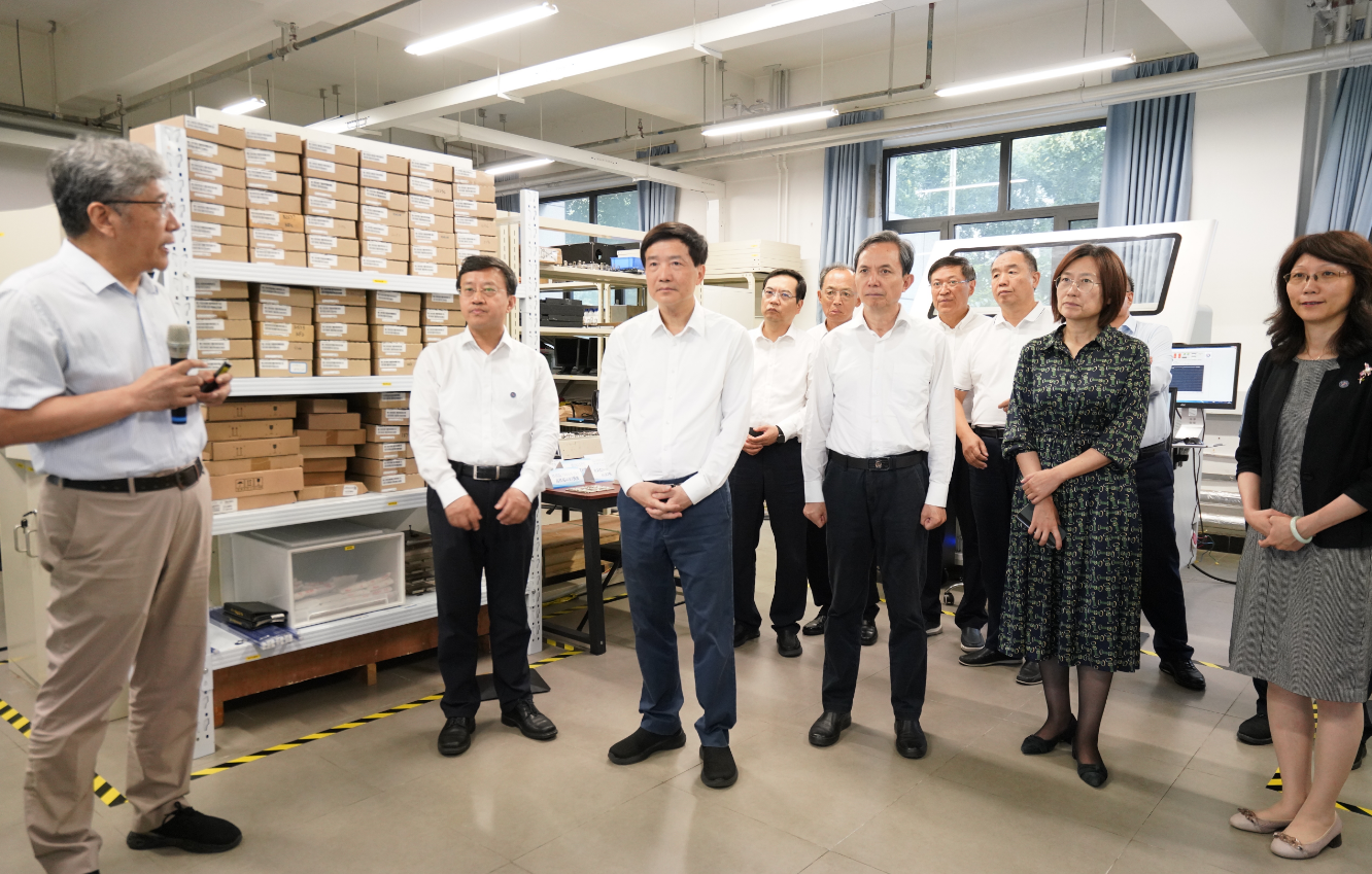 培养领军人才 助力国际绿色经济标杆城市建设 魏小东参加重点协商议题调研并看望慰问教师
