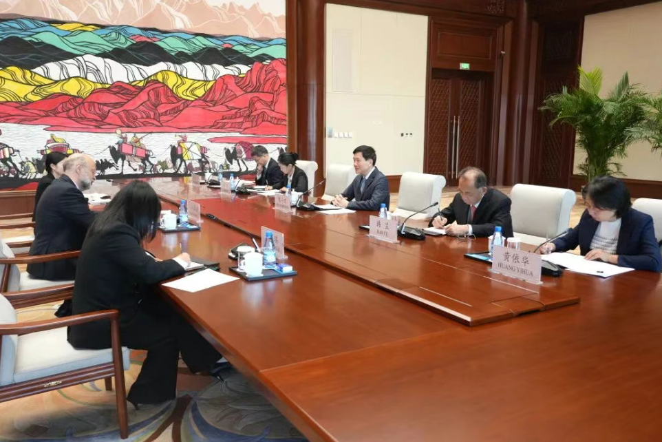 魏小东会见约旦前首相奥马尔