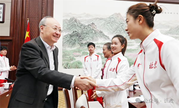 尹力与参加第十五届全运会等赛事的北京运动员教练员代表及群众体育先进代表座谈