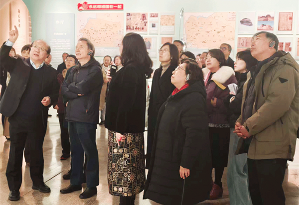 感受非遗魅力 坚定文化自信——市政协委员在中国工艺美术馆学习考察.png