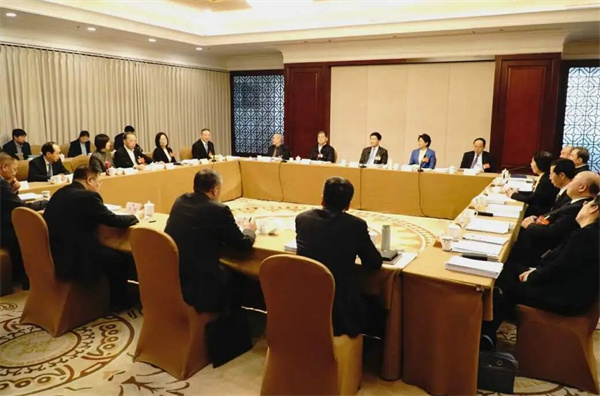 紧扣“十五五”规划实施建真言谋良策出实招 魏小东参加政协委员小组讨论