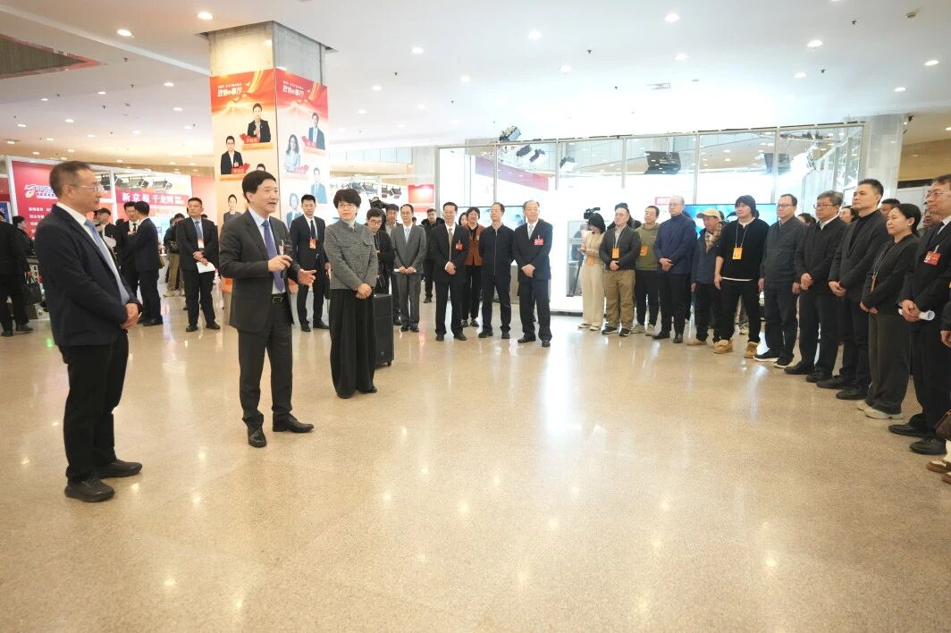 市领导看望报道市政协十四届四次会议新闻工作者，魏小东参加