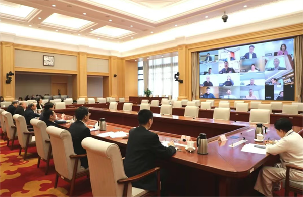 市政协向港澳委员和工作顾问通报全国两会精神