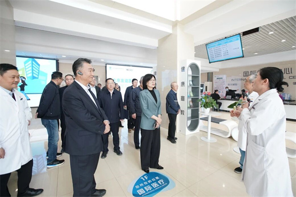 市政协“推进医疗器械产业创新发展和提质升级”调研组赴北京友谊医院调研.jpg
