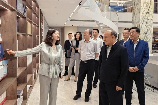 市政协副主席崔述强带队赴全球化智库调研