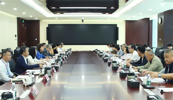 市政协副主席王红走访联系企业