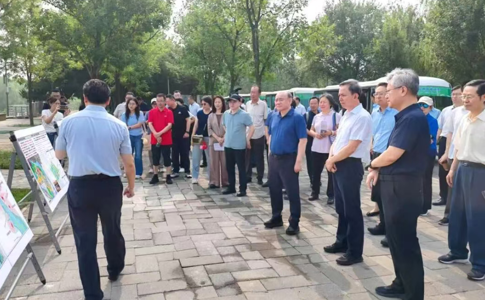 市政协委员考察“两园一河”地区