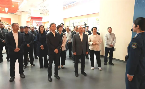 市政协委员参观“伟大的远征”主题展览
